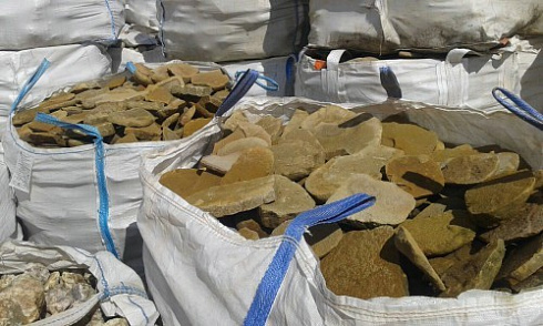 Kamenclub.ru: Песчаник колотый для облицовки (фр. 2-3 см)  купить в Смоленске песчаник бежевый серый рыжий песчаник строительный 5000 руб/т   фото КАМЕНЬ КЛУБ