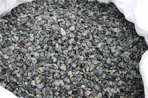 Kamenclub.ru: Щебень галтованный зеленый (змеевик) фр. 20-40 мм.  купить в Смоленске мрамор зеленый, салатовый оголтованный щебень мраморный 12500 руб/т   фото КАМЕНЬ КЛУБ