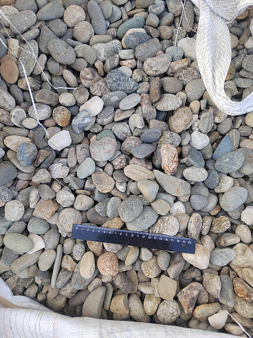 Kamenclub.ru: Галька речная окат (серая) фр.40-60 мм купить  в Смоленске галька речная серый бежевый рыжий коричневый округлый речной камень 5000 руб/т   фото КАМЕНЬ КЛУБ