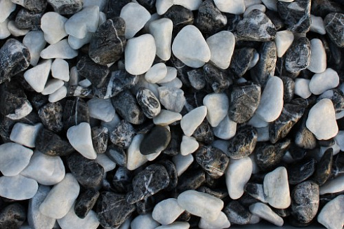 Kamenclub.ru: Мраморная крошка (щебень галтованный микс:белый-черный) фр.40-70 мм.  купить в Смоленске мрамор белый, черный айвори серый галтовка природного камня 15500 руб/т   фото КАМЕНЬ КЛУБ