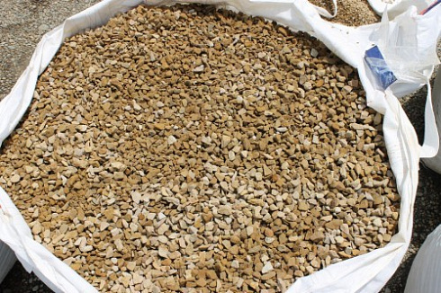 Kamenclub.ru: Щебень крошка желтый (песчаник) фр. 10-20 мм.  купить в Смоленске песчаник бежевый, серый, рыжий декоративный ландшафтный щебень колотый 9500 руб/т   фото КАМЕНЬ КЛУБ