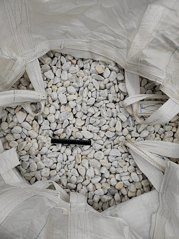 Kamenclub.ru: Мраморная крошка (щебень галтованный белый) фр.40-70 мм.  купить в Смоленске мрамор белый молочный айвори окатанный округлый природный камень 17000 руб/т   фото КАМЕНЬ КЛУБ