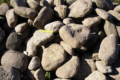 Kamenclub.ru: Конгломераты фр. 300-1000 мм.  купить в Смоленске кварц мрамор диабаз коричневый, серый зеленоватый речной валун крупный 6500 руб/т   фото КАМЕНЬ КЛУБ