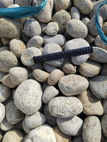 Kamenclub.ru: Галька речная окат (серо-белая) фр. 70-120 мм купить  в Смоленске галька галечник бело-серая, серо-белая, серая, белая речная природная галька  8000 руб/т   фото КАМЕНЬ КЛУБ