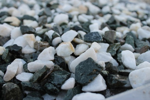 Kamenclub.ru: Мраморная крошка (щебень крошка микс: белый-зеленый) фр. 10-20 мм.  купить в Смоленске мрамор белый, зеленый каменная ландшафтная декоративная крошка щебня 9500 руб/т   фото КАМЕНЬ КЛУБ