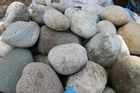 Kamenclub.ru: Речной валун (Ассорти) фр.100-300 мм.  купить в Смоленске галечник серый, темно-серый, светло-серый речная галька крупных размеров 4200 руб/т   фото КАМЕНЬ КЛУБ