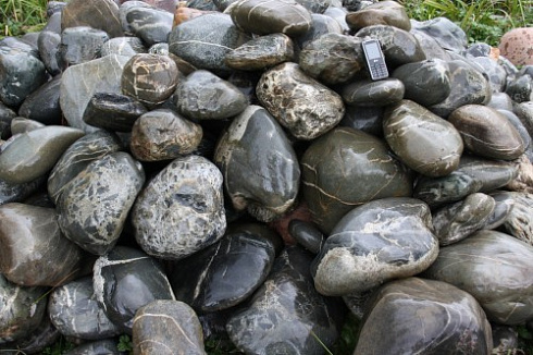 Kamenclub.ru: Валунчик Паутинник фр.100-300 мм  купить в Смоленске крупный природный камень галечник темно-серый с прожилками белый черный речной валунчик 5000 руб/т   фото КАМЕНЬ КЛУБ