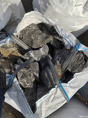 Kamenclub.ru: Черный мрамор скальник фр. 100-500 мм.  купить в Смоленске мрамор черный белый серый крупный колотый валун ландшафтный 8500 руб/т   фото КАМЕНЬ КЛУБ