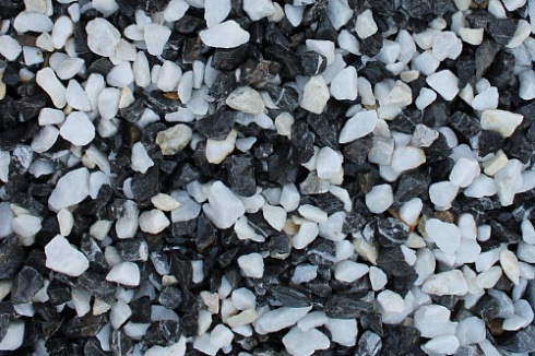 Kamenclub.ru: Мраморная крошка (щебень крошка микс : черный-белый) фр. 10-20 мм.  купить в Смоленске мрамор белый, черный каменная декоративная крошка ландшафтная 12000 руб/т   фото КАМЕНЬ КЛУБ
