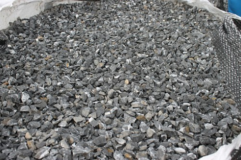 Kamenclub.ru: Щебень крошка черный (мрамор) фр. 10-20 мм.  купить в Смоленске мрамор черный с белыми прожилками, черный, белый каменная ландшафтная декоративная крошка щебня 11000 руб/т   фото КАМЕНЬ КЛУБ