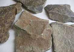 Kamenclub.ru: Песчаник пластушка "фонтанка" серо-зеленая (3,0-5,0 см)  купить в Смоленске песчаник серо-зеленая колотые плитки облицовочные пластушки 11400 руб/м3   фото КАМЕНЬ КЛУБ