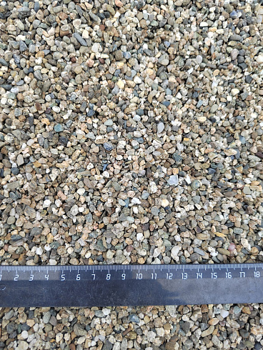 Kamenclub.ru: Галька речная окат (серая) фр.3-5 мм купить  в Смоленске галька речная серая бежевый темно-серый окатанный речной камень округлый 9500 руб/т   фото КАМЕНЬ КЛУБ