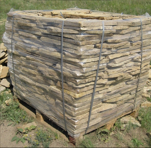 Kamenclub.ru: Песчаник пластушка желтый с рисунком (3 см)  купить в Смоленске песчаник желтый с рисунком, рыжий, желтый песчаник пластушка ландшафтная рваная 8 500 руб/м3   фото КАМЕНЬ КЛУБ