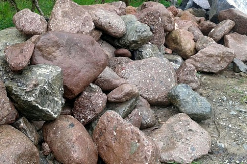 Kamenclub.ru: Конгломераты фр. 300-1000 мм.  купить в Смоленске кварц мрамор диабаз коричневый, серый зеленоватый речной валун крупный 6500 руб/т   фото КАМЕНЬ КЛУБ