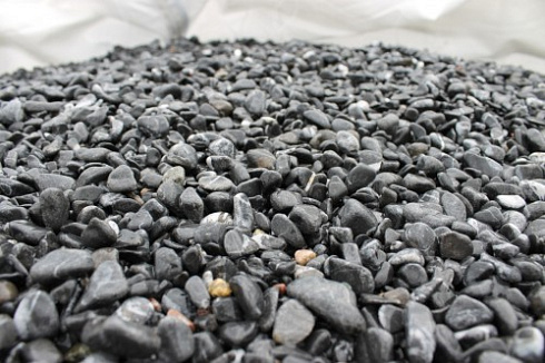 Kamenclub.ru: Щебень галтованный черный (мрамор) фр.10-20 мм.  купить в Смоленске мрамор черный с белыми прожилками, черный, белый окатанный округлый ландшафтный декоративный щебень 15000 руб/т   фото КАМЕНЬ КЛУБ