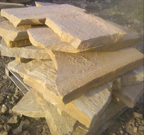 Kamenclub.ru: Форматный камень (плаха) пошаговая дорожка от 70-150 см (4 -12 см)  купить в Смоленске плитняк  форматный плаха желтый песчаник 9 000 руб/т   фото КАМЕНЬ КЛУБ