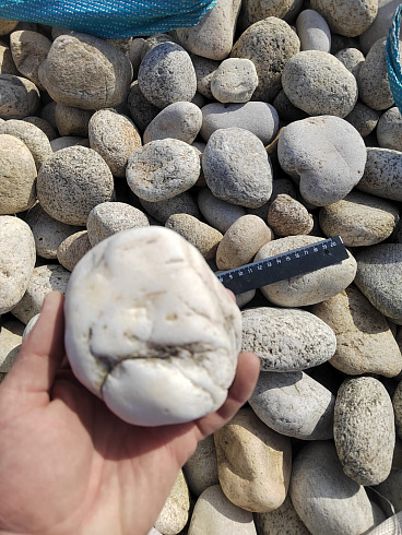 Kamenclub.ru: Галька речная окат (серо-белая) фр. 70-120 мм купить  в Смоленске галька галечник бело-серая, серо-белая, серая, белая речная природная галька  8000 руб/т   фото КАМЕНЬ КЛУБ