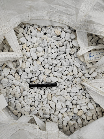 Kamenclub.ru: Мраморная крошка (щебень галтованный белый) фр.40-70 мм.  купить в Смоленске мрамор белый молочный айвори окатанный округлый природный камень 17000 руб/т   фото КАМЕНЬ КЛУБ