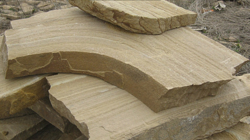 Kamenclub.ru: Форматный камень (плаха) пошаговая дорожка от 70-150 см (4 -12 см)  купить в Смоленске плитняк  форматный плаха желтый песчаник 9 000 руб/т   фото КАМЕНЬ КЛУБ