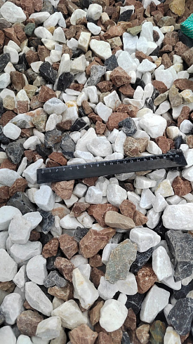 Kamenclub.ru: Мраморная крошка (щебень крошка микс : белый-черный-розовый) фр. 20-40 мм.  купить в Смоленске мрамор белый, черный, розовый декоративная ландшафтная крошка 12000 руб/т   фото КАМЕНЬ КЛУБ