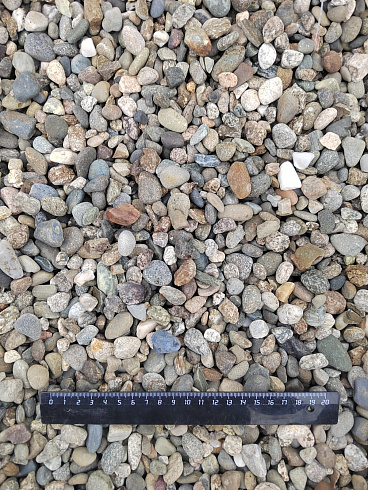 Kamenclub.ru: Галька речная окат (серая) фр.10-20 мм купить  в Смоленске галька речная серая, серый, темно-серый, светло-серый, коричневый ландшафтная декоративная речная окатанная округлая галька 5000 руб/т   фото КАМЕНЬ КЛУБ