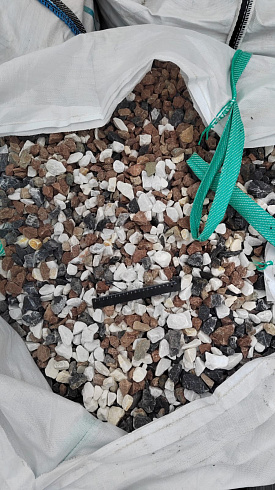 Kamenclub.ru: Мраморная крошка (щебень крошка микс : белый-черный-розовый) фр. 20-40 мм.  купить в Смоленске мрамор белый, черный, розовый декоративная ландшафтная крошка 12000 руб/т   фото КАМЕНЬ КЛУБ