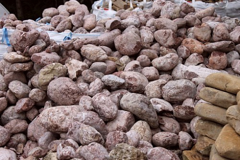 Kamenclub.ru: Розовый валунчик фр.100-300 мм.  купить в Смоленске крупный природный камень розовый, серый молочный красный речной галечник природный 7850 руб/т   фото КАМЕНЬ КЛУБ