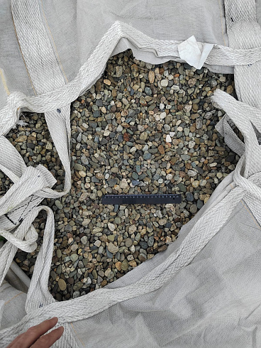 Kamenclub.ru: Галька речная окат (серая) фр.10-20 мм купить  в Смоленске галька речная серая, серый, темно-серый, светло-серый, коричневый ландшафтная декоративная речная окатанная округлая галька 5000 руб/т   фото КАМЕНЬ КЛУБ