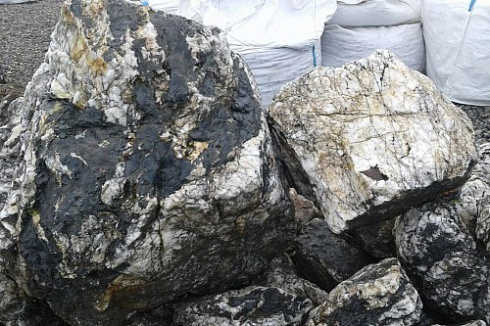 Kamenclub.ru: Черный гранит - кварцит фр. 100-500 мм.  купить в Смоленске мрамор гранит черный с белыми прожилками, серый, белый валун скальный колотый 7000 руб/т   фото КАМЕНЬ КЛУБ