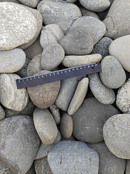 Kamenclub.ru: Галька речная плоская (серо-белая) фр. 70-120 мм. купить в Смоленске галька галечник речной серый, белый окатанная плоская  природная галька 9000 руб/т   фото КАМЕНЬ КЛУБ