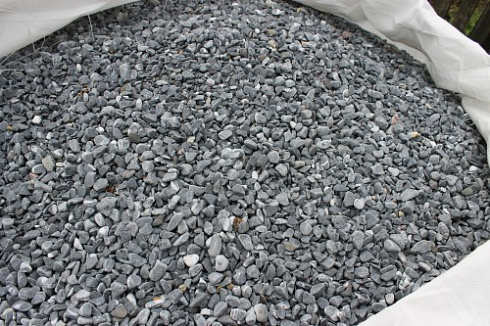 Kamenclub.ru: Щебень галтованный черный (мрамор) фр.10-20 мм.  купить в Смоленске мрамор черный с белыми прожилками, черный, белый окатанный округлый ландшафтный декоративный щебень 15000 руб/т   фото КАМЕНЬ КЛУБ
