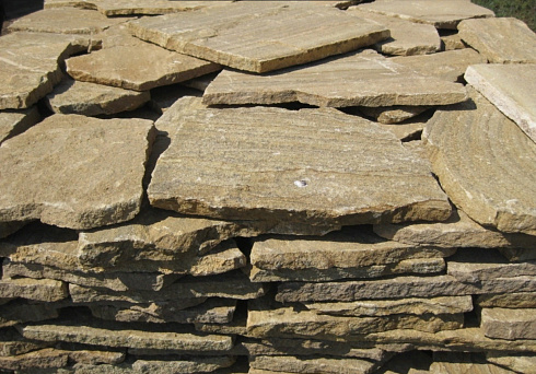 Kamenclub.ru: Песчаник пластушка желтый с рисунком (3 см)  купить в Смоленске песчаник желтый с рисунком, рыжий, желтый песчаник пластушка ландшафтная рваная 8 500 руб/м3   фото КАМЕНЬ КЛУБ