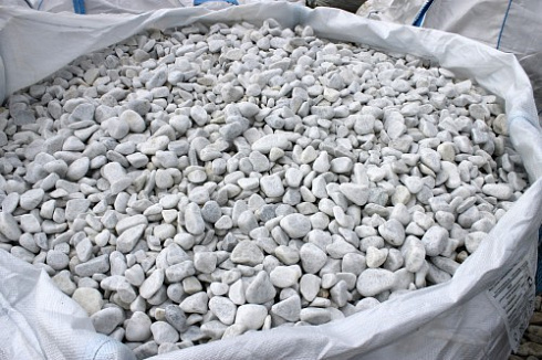 Kamenclub.ru: Мраморная крошка (щебень галтованный белый), фр.20-40 мм.  купить в Смоленске мрамор белый бежевый молочный мраморный щебень декоративный 17000 руб/т   фото КАМЕНЬ КЛУБ