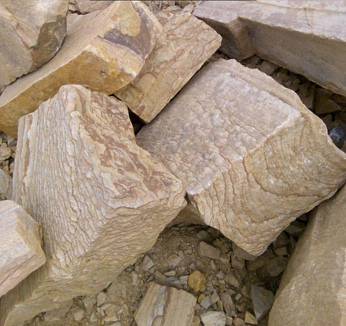 Kamenclub.ru: Песчаник пластушка желтый с рисунком (7-15 см)  купить в Смоленске плитняк - пластушка - бут желтый песчаник 10200 руб/м3   фото КАМЕНЬ КЛУБ