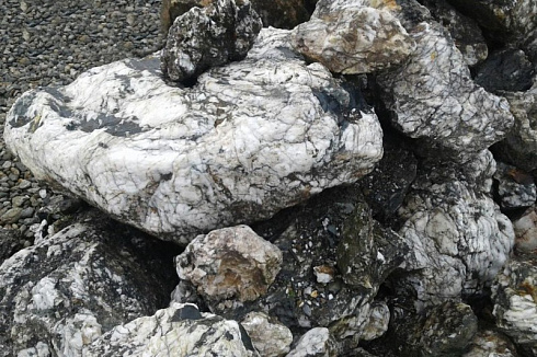 Kamenclub.ru: Черный гранит - кварцит фр. 100-500 мм.  купить в Смоленске мрамор гранит черный с белыми прожилками, серый, белый валун скальный колотый 7000 руб/т   фото КАМЕНЬ КЛУБ