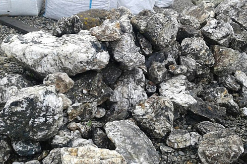 Kamenclub.ru: Черный гранит - кварцит фр. 100-500 мм.  купить в Смоленске мрамор гранит черный с белыми прожилками, серый, белый валун скальный колотый 7000 руб/т   фото КАМЕНЬ КЛУБ