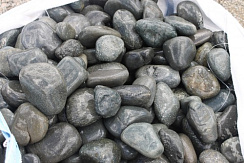 Kamenclub.ru: Темно-серый валунчик фр.100-300 мм.  купить в Смоленске крупный природный камень серый, темно-серый, светло-серый речная галька большого размера окатанная 4500 руб/т   фото КАМЕНЬ КЛУБ
