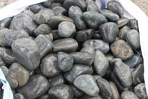 Kamenclub.ru: Темно-серый валунчик фр.100-300 мм.  купить в Смоленске крупный природный камень серый, темно-серый, светло-серый речная галька большого размера окатанная 4500 руб/т   фото КАМЕНЬ КЛУБ