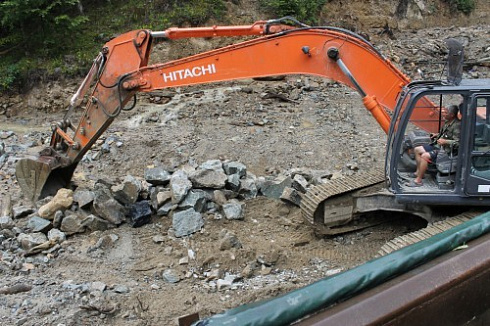 Kamenclub.ru: Гранит скальник (серо-зеленый) фр. 100-500 мм.  купить в Смоленске гранит зеленый, серый, салатовый крупный ландшафтный валун 6 000 руб/т   фото КАМЕНЬ КЛУБ