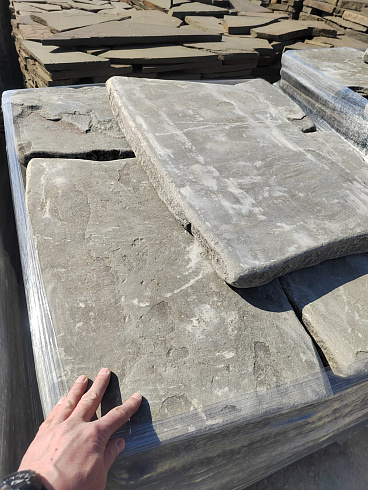 Kamenclub.ru: Песчаник пластушка галтованная светло-серая (3,0 см)  купить в Смоленске песчаник светло-серый, серый ландшафтный камень рваный колотый 21000 руб/м3   фото КАМЕНЬ КЛУБ