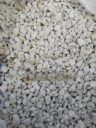 Kamenclub.ru: Мраморная крошка, щебень, цвет-белый, фр. 10-20 мм.  купить в Смоленске мрамор белый, молочный айвори каменная ландшафтная декоративная крошка шебня 12000 руб/т   фото КАМЕНЬ КЛУБ