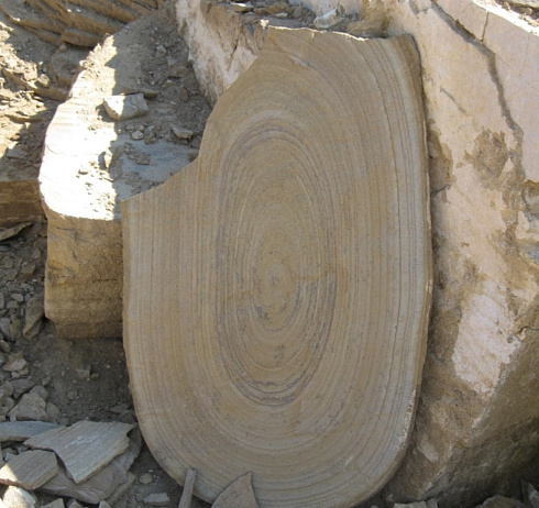 Kamenclub.ru: Форматный камень (плаха) пошаговая дорожка от 70-150 см (4 -12 см)  купить в Смоленске плитняк  форматный плаха желтый песчаник 9 000 руб/т   фото КАМЕНЬ КЛУБ