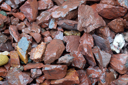 Kamenclub.ru: Щебень крошка красный (ЯШМА) фр. 20-40 мм.  купить в Смоленске яшма красный, бордовый декоративный ландшафтный щебень 9000 руб/т   фото КАМЕНЬ КЛУБ