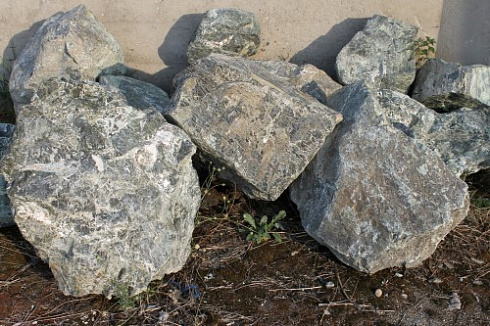 Kamenclub.ru: Змеевик скальник фр. 500-1500 мм.  купить в Смоленске змеевик зеленый серый черный глыба скальная колотая 7500 руб/т   фото КАМЕНЬ КЛУБ