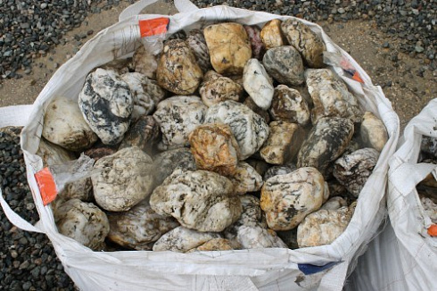 Kamenclub.ru: Кварцевый валунчик фр.100-300 мм.  купить в Смоленске кварц белый, бежевый молочный рыжий крупный природный камень галечник 7850 руб/т   фото КАМЕНЬ КЛУБ