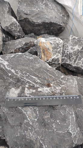 Kamenclub.ru: Черный мрамор скальник фр. 100-500 мм.  купить в Смоленске мрамор черный белый серый крупный колотый валун ландшафтный 8500 руб/т   фото КАМЕНЬ КЛУБ