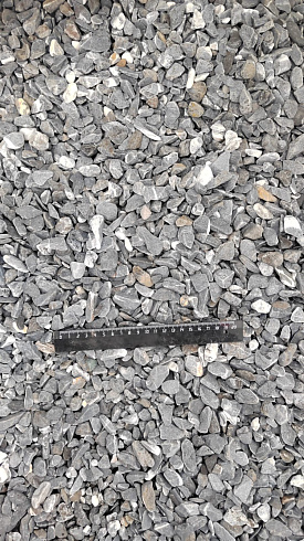 Kamenclub.ru: Щебень галтованный черный (мрамор) фр.10-20 мм.  купить в Смоленске мрамор черный с белыми прожилками, черный, белый окатанный округлый ландшафтный декоративный щебень 15000 руб/т   фото КАМЕНЬ КЛУБ