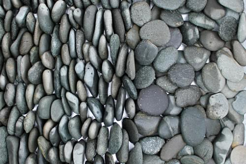 Kamenclub.ru: Галька речная плоская (темно-серая) фр. 70-150 мм. купить  в Смоленске галечник природный темно-серый серый синий речная плоская природная окатанная  9000 руб/т   фото КАМЕНЬ КЛУБ