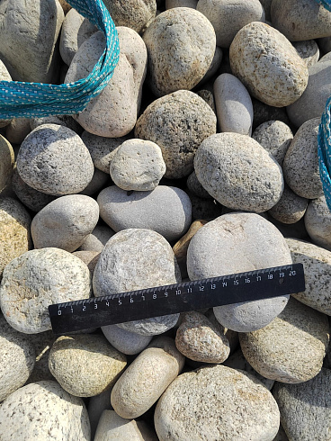 Kamenclub.ru: Галька речная окат (серо-белая) фр. 70-120 мм купить  в Смоленске галька галечник бело-серая, серо-белая, серая, белая речная природная галька  8000 руб/т   фото КАМЕНЬ КЛУБ