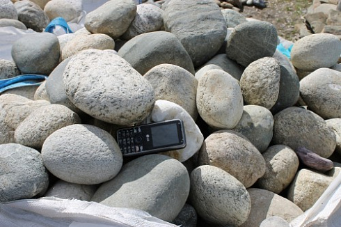 Kamenclub.ru: Речной валун (Ассорти) фр.100-300 мм.  купить в Смоленске галечник серый, темно-серый, светло-серый речная галька крупных размеров 4200 руб/т   фото КАМЕНЬ КЛУБ